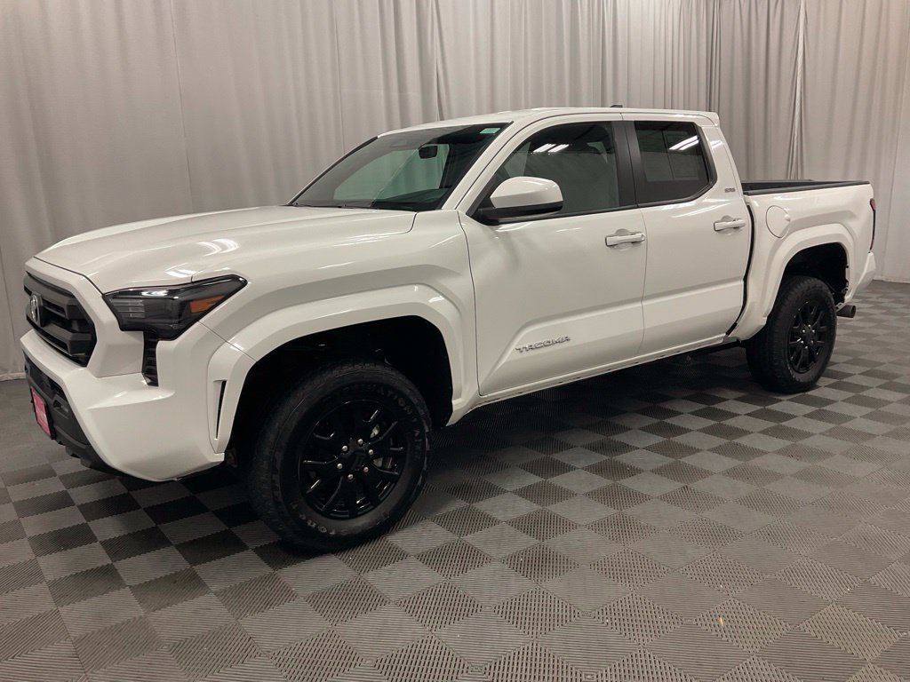 Used 2025 Toyota Tacoma SR5 AWD/4WD image 5
