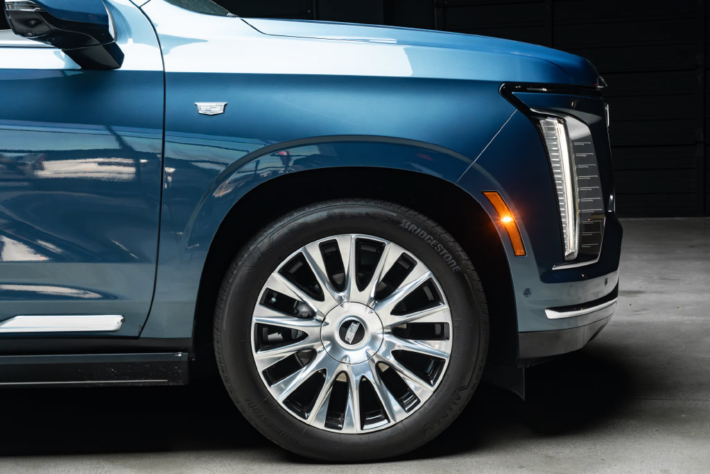 Used 2025 Cadillac Escalade Premium Luxury Platinum AWD/4WD image 9