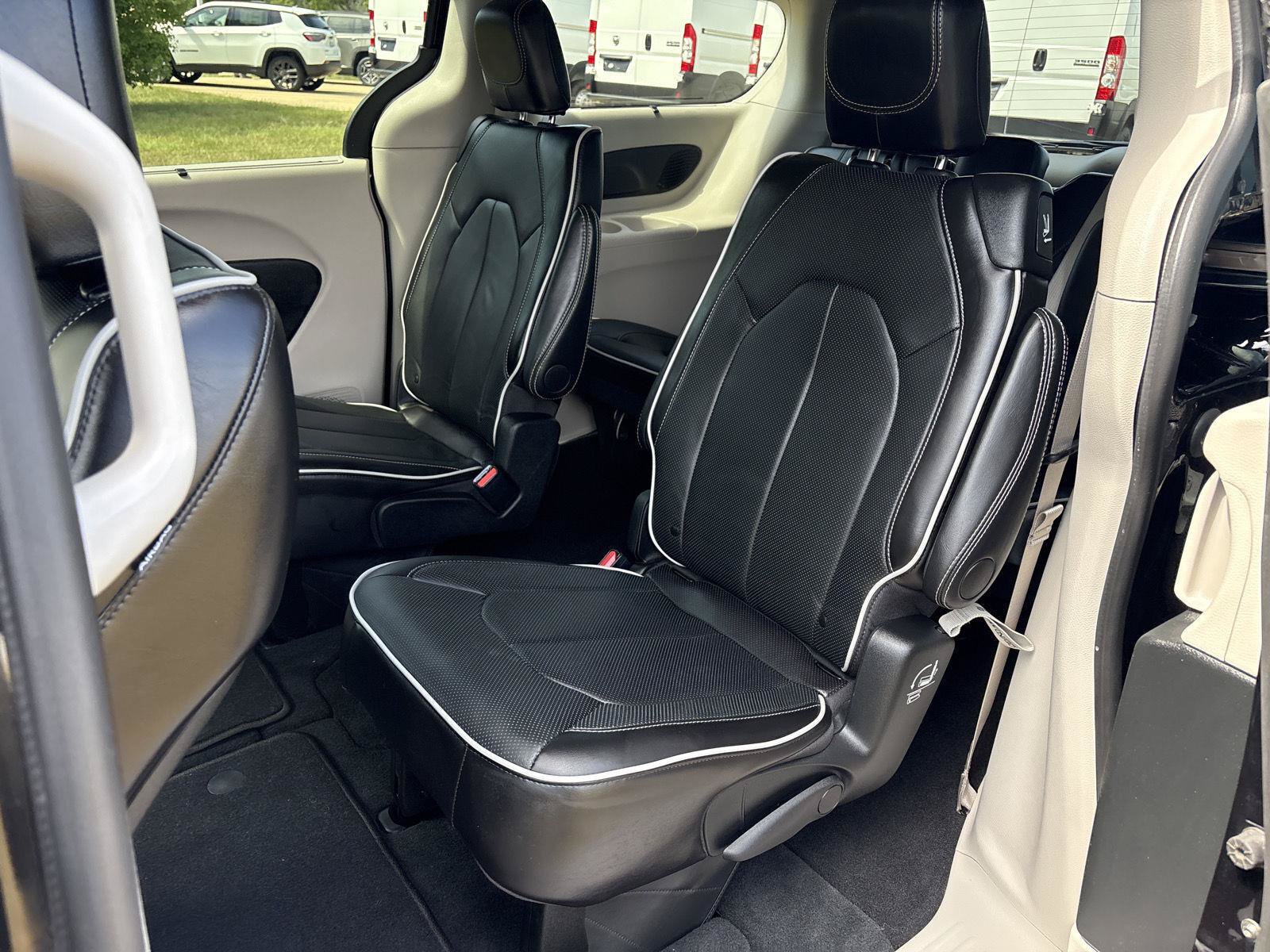 Used 2024 Chrysler Pacifica Limited FWD image 10
