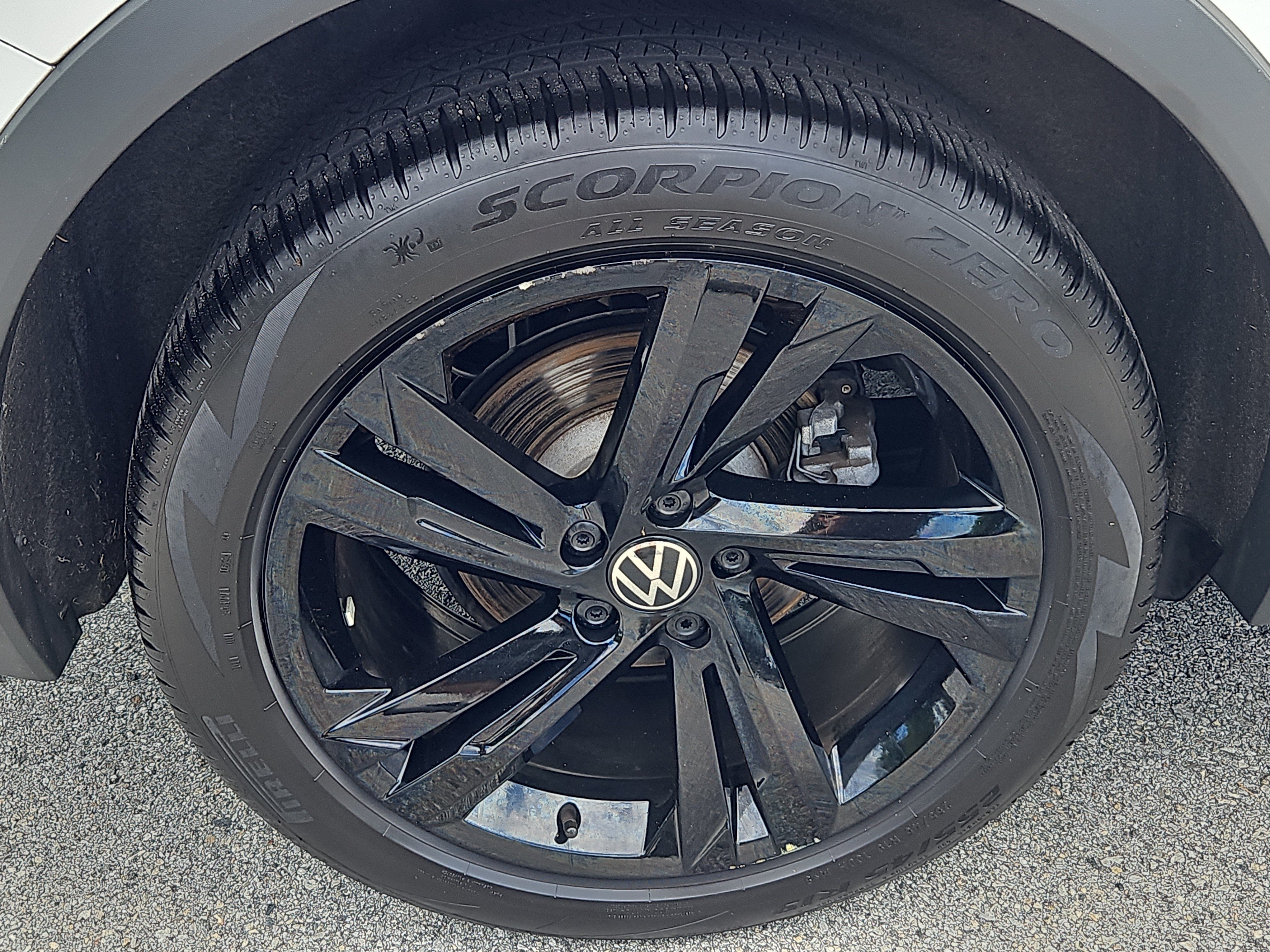 Certified 2024 Volkswagen Tiguan SE R-Line AWD/4WD image 30