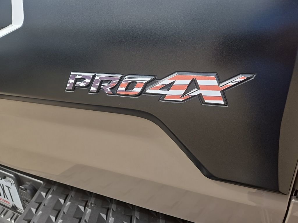 Used 2021 Nissan Titan PRO-4X w/ Pro-4x Convenience Package image 17