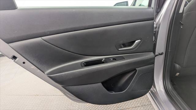 Used 2025 Hyundai Elantra Hybrid FWD image 16