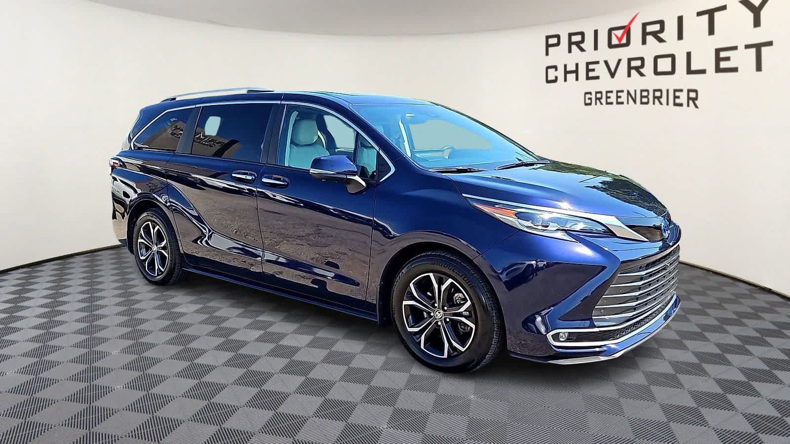 Used 2025 Toyota Sienna Platinum AWD/4WD image 2