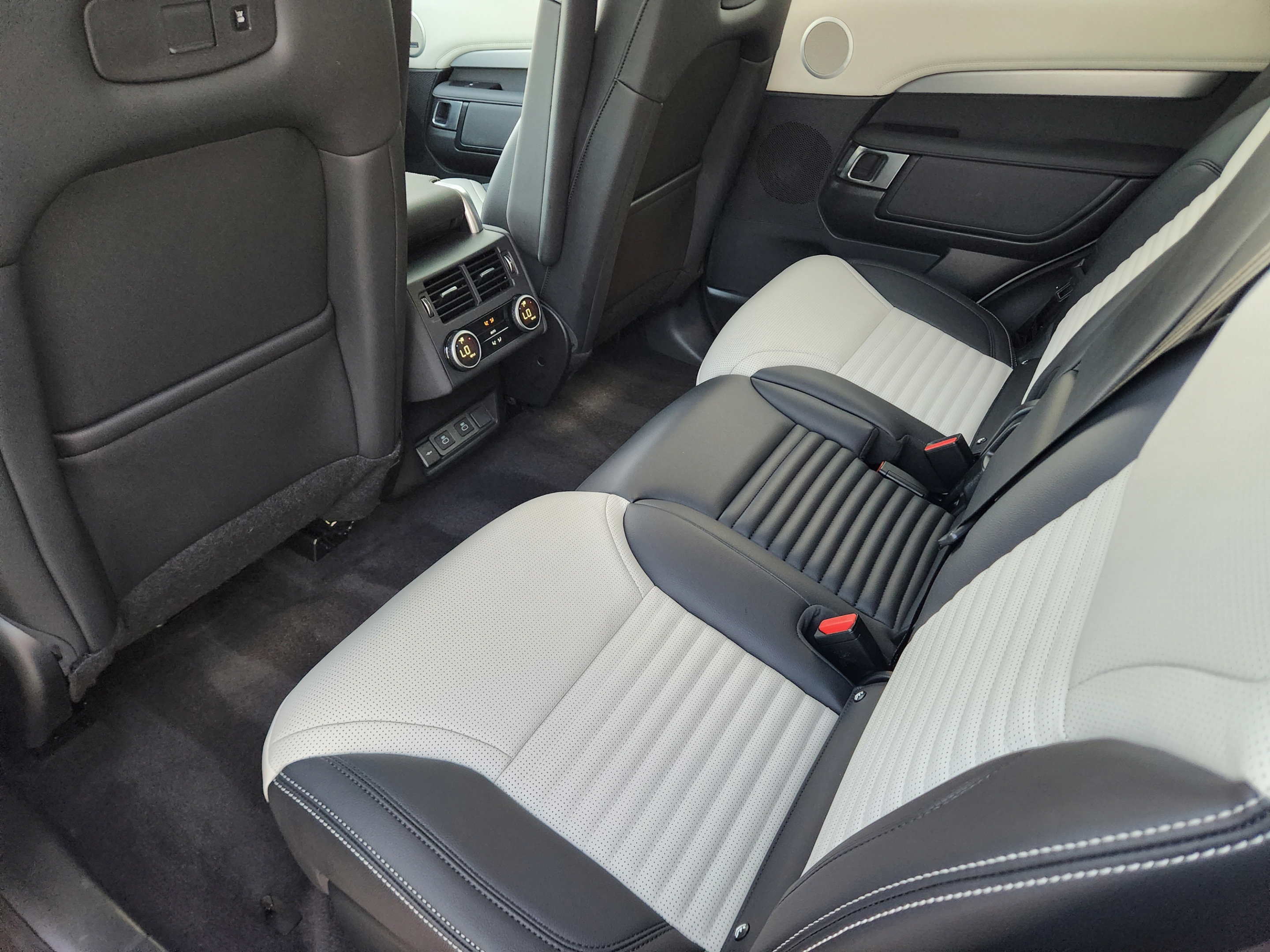 Certified 2026 Land Rover Discovery Limited Edition AWD/4WD image 32