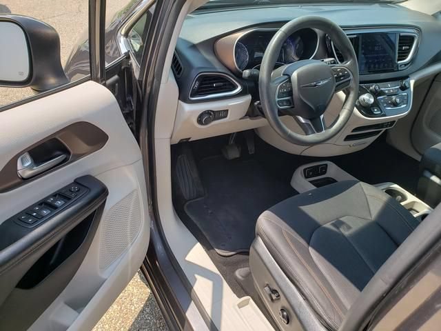 Used 2017 Chrysler Pacifica Touring FWD image 11