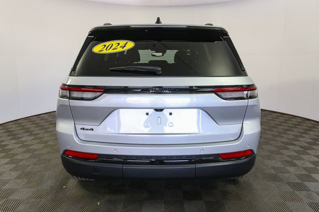Used 2024 Jeep Grand Cherokee Altitude AWD/4WD image 9