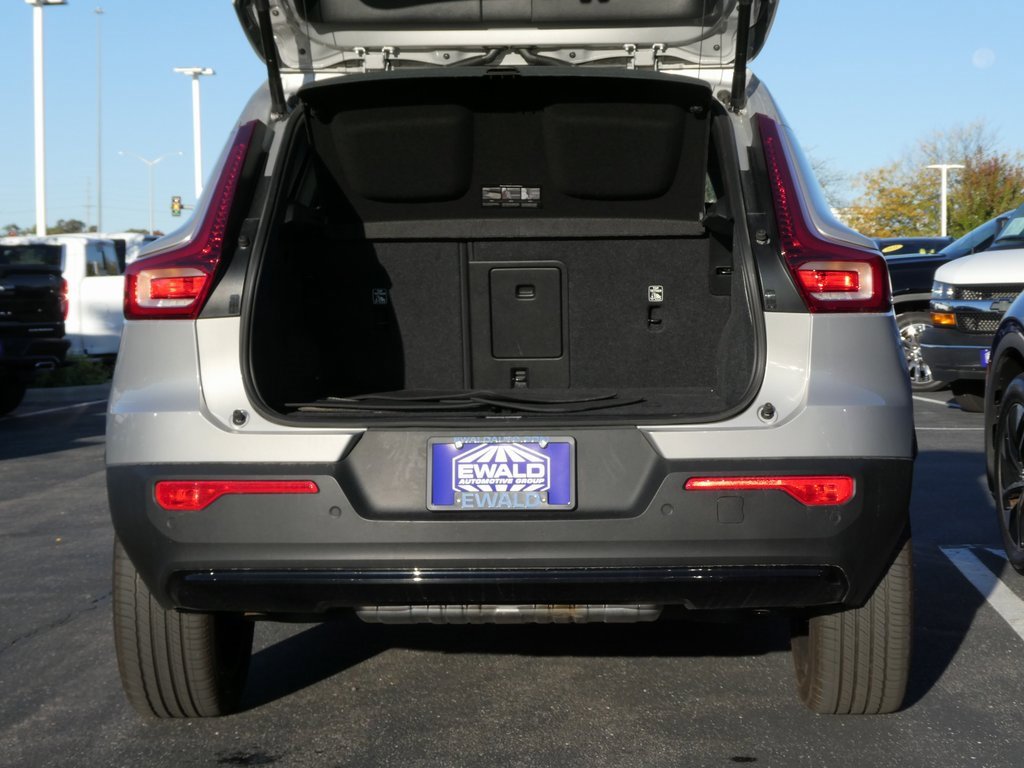 Used 2024 Volvo XC40 B5 Plus image 22