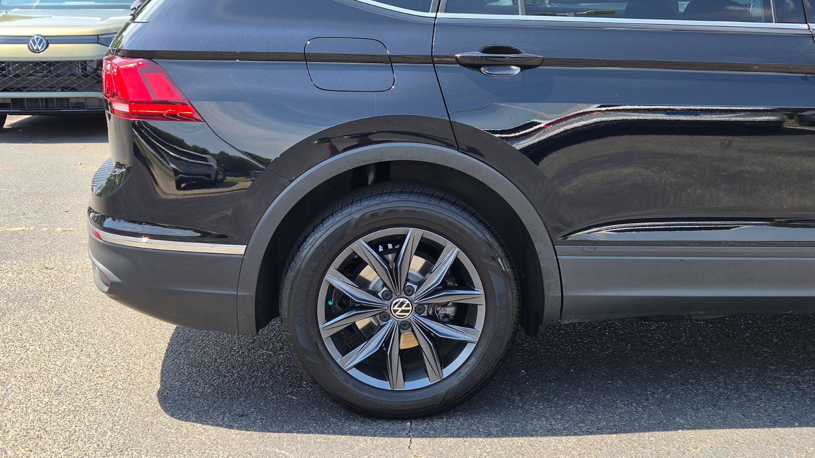 Certified 2023 Volkswagen Tiguan SE w/ Panoramic Sunroof Package FWD image 15