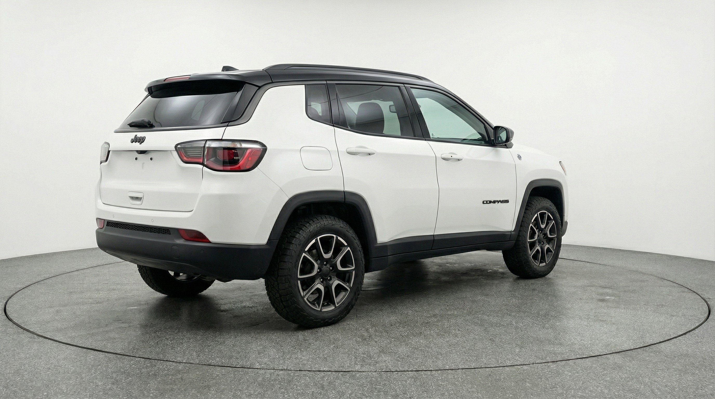 Used 2025 Jeep Compass Trailhawk image 9