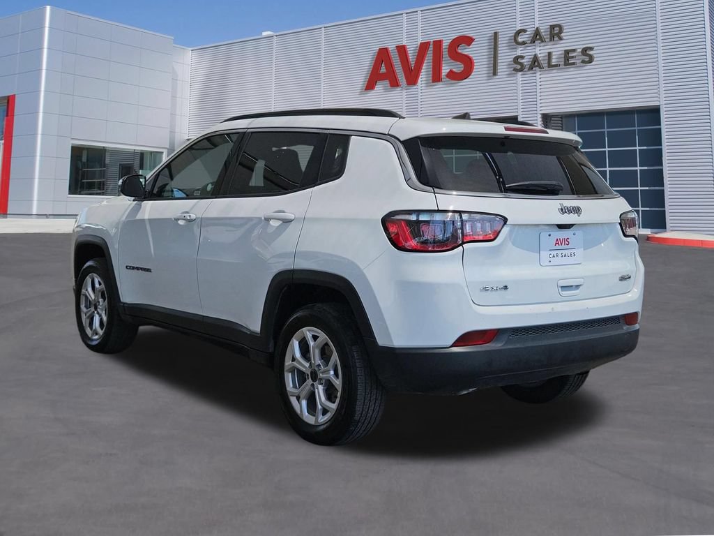 Used 2025 Jeep Compass Latitude w/ Sun & Sound Group AWD/4WD image 9
