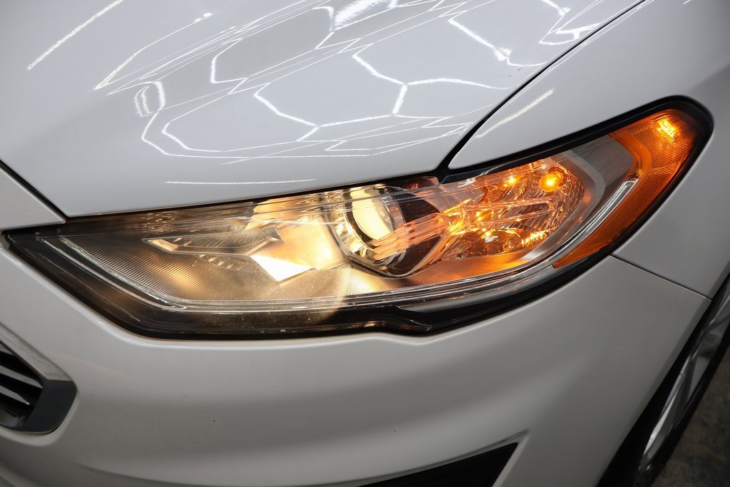 Used 2020 Ford Fusion SE image 27