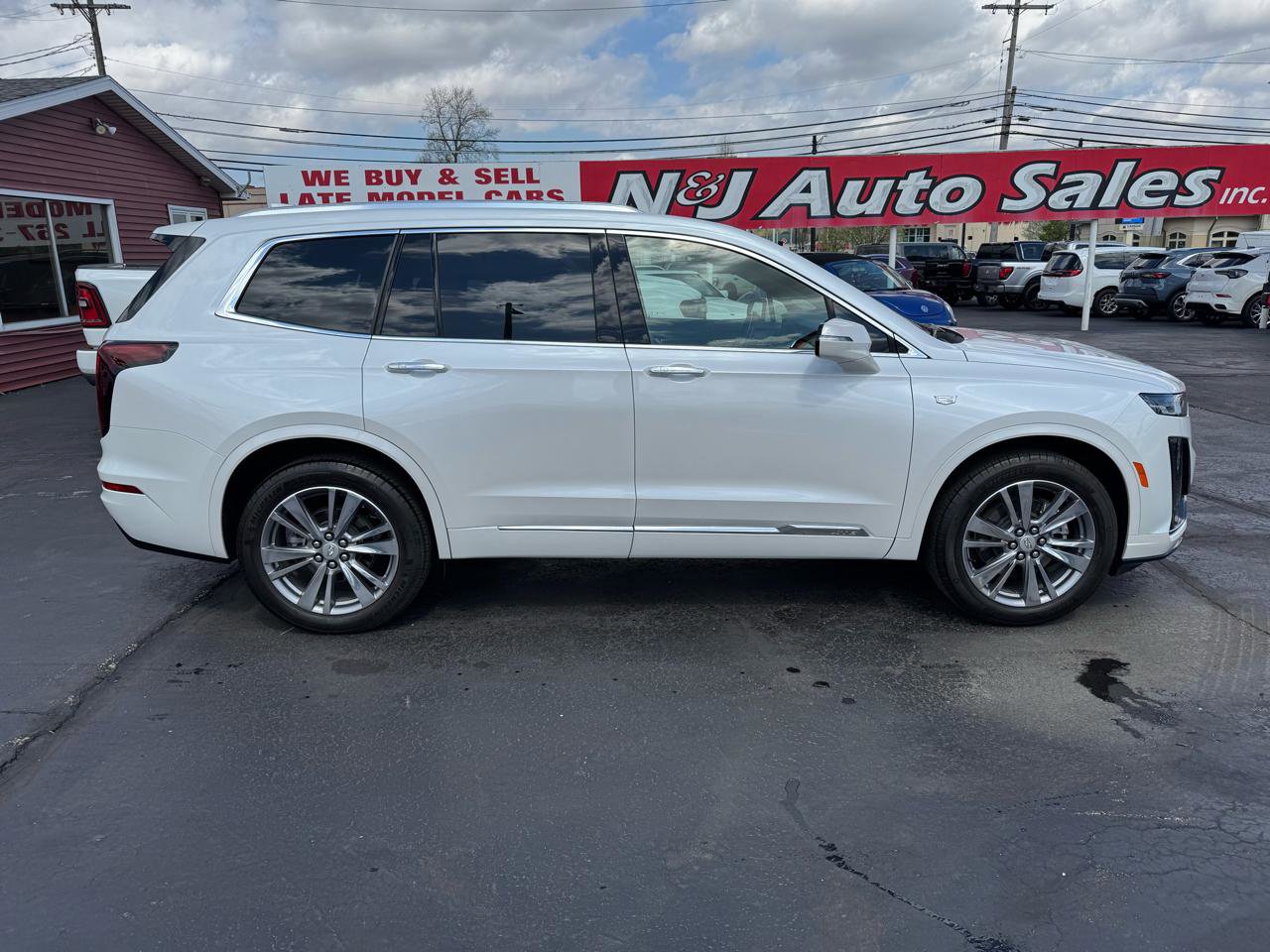 Used 2025 Cadillac XT6 Premium Luxury image 5