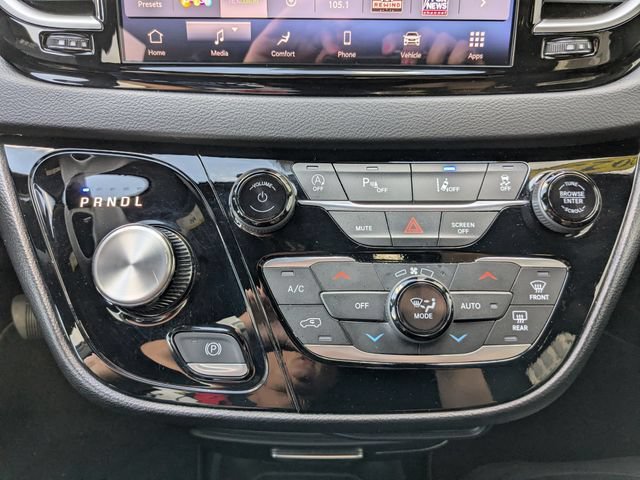 Used 2025 Chrysler Pacifica Select FWD image 3