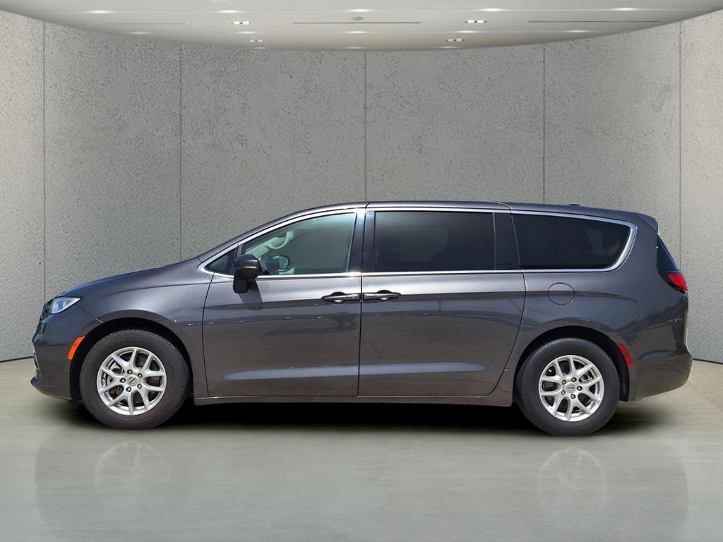 Used 2023 Chrysler Pacifica Touring-L FWD image 8