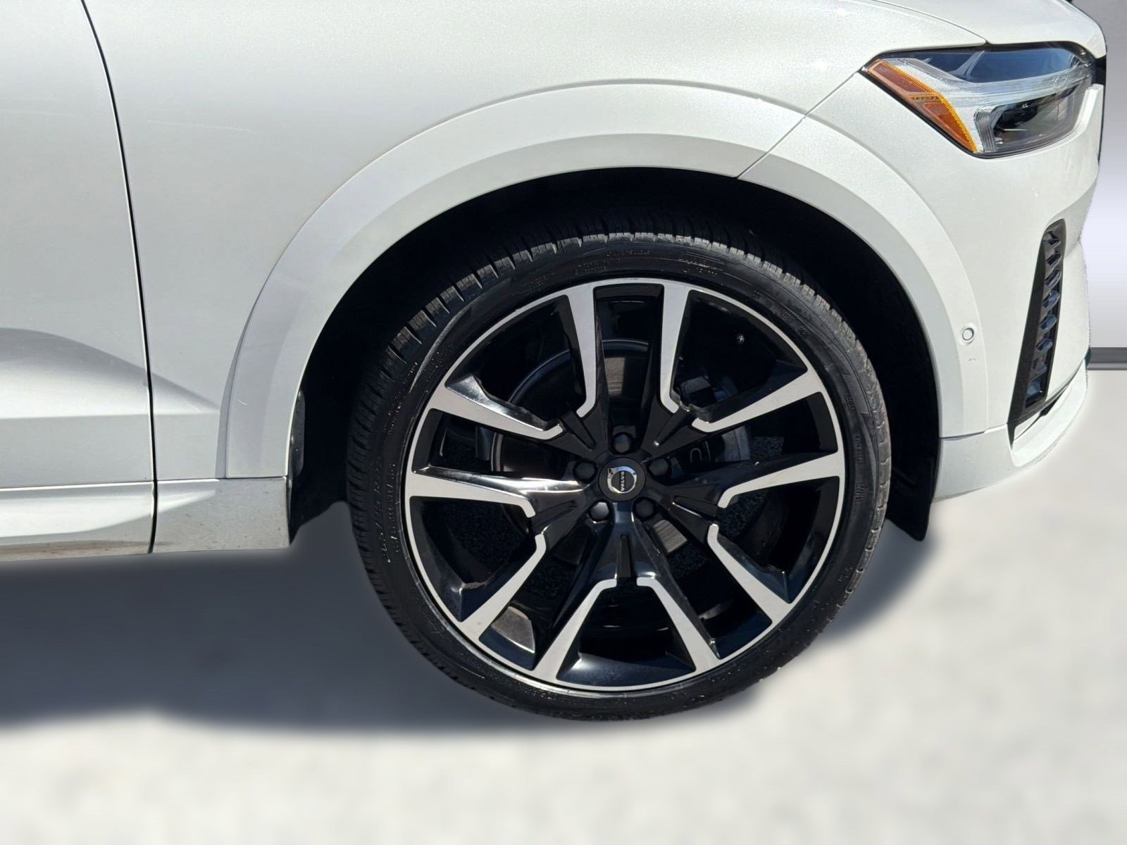 Certified 2024 Volvo XC60 B5 Ultimate w/ Protection Package Premier image 12