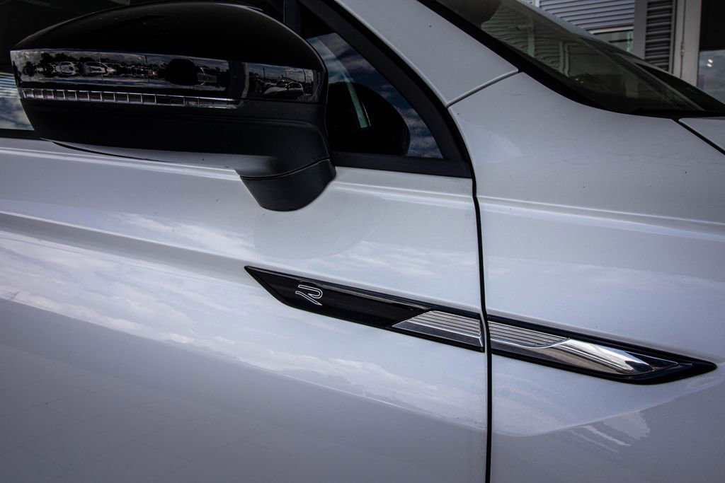 Used 2023 Volkswagen Tiguan SE R-Line image 4