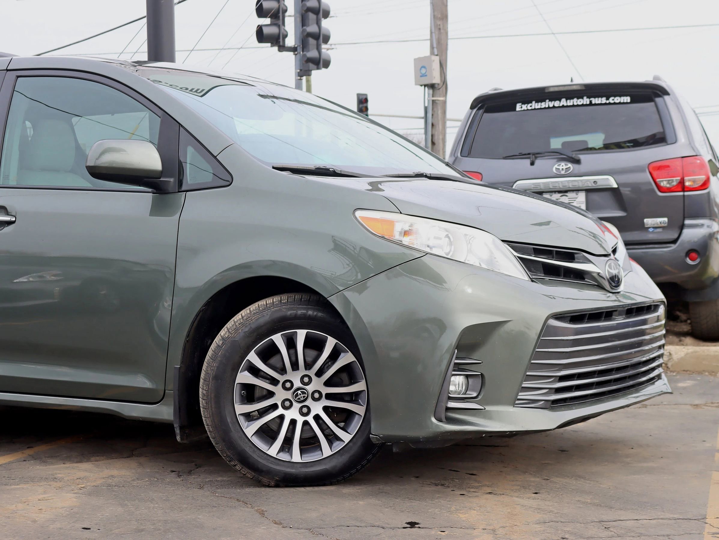Used 2018 Toyota Sienna XLE w/ XLE Navigation Package FWD image 3