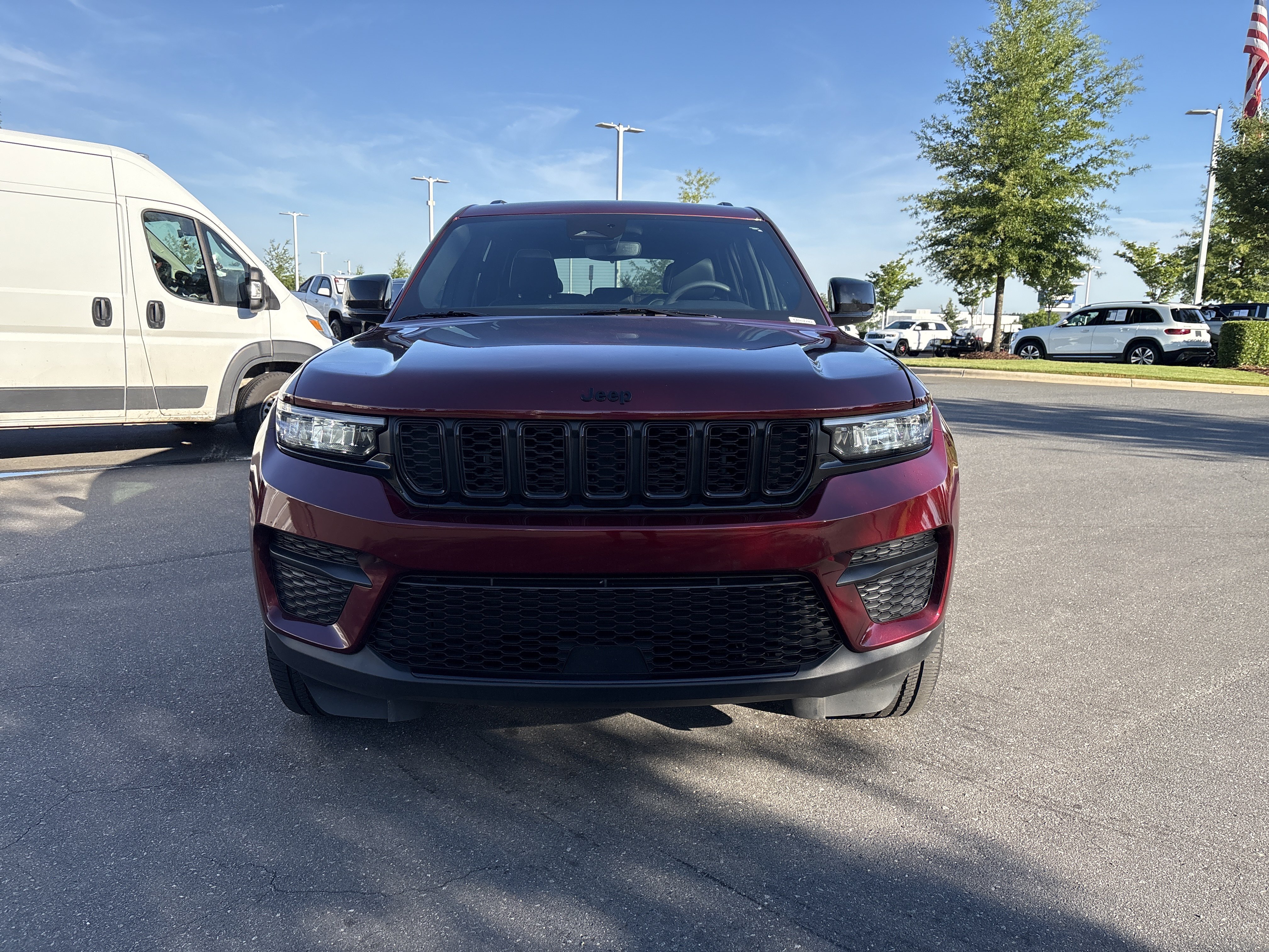 Used 2023 Jeep Grand Cherokee Altitude RWD image 3