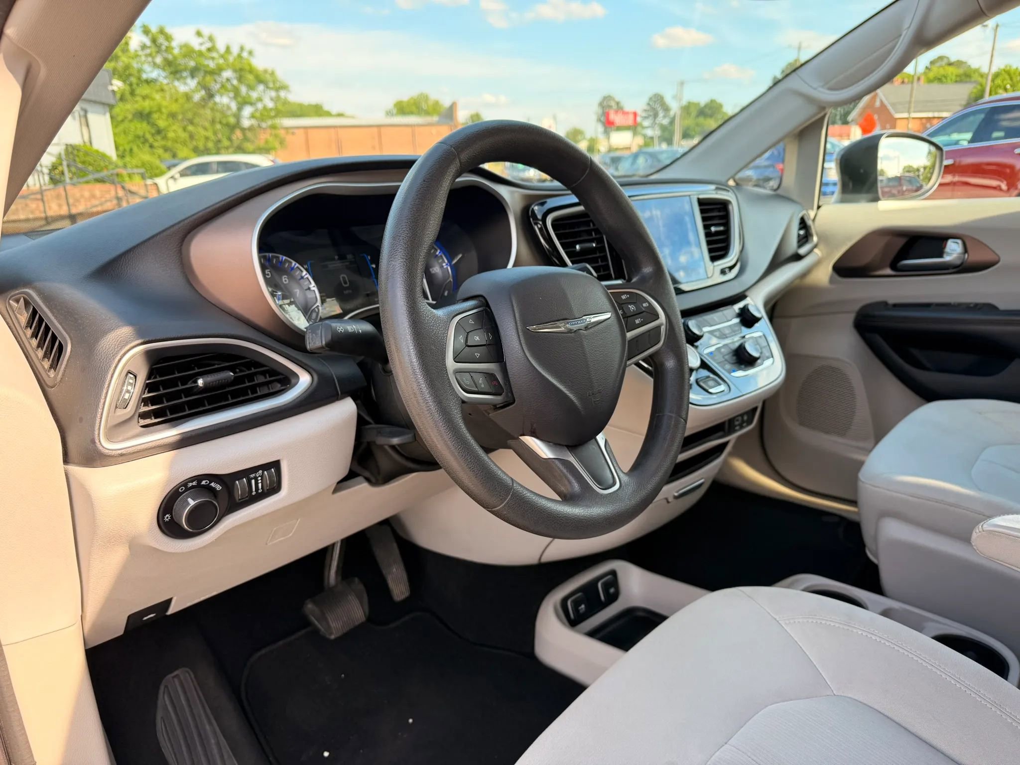 Used 2017 Chrysler Pacifica Touring FWD image 8