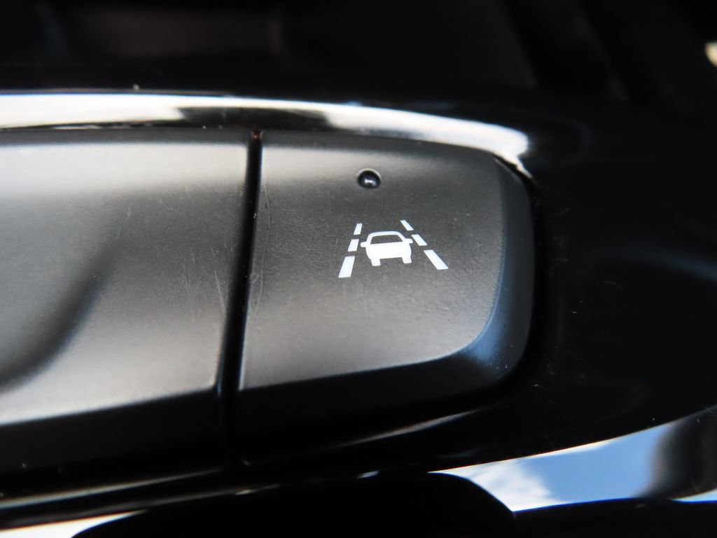 Used 2025 Chevrolet Trax RS w/ Sunroof Package FWD image 9