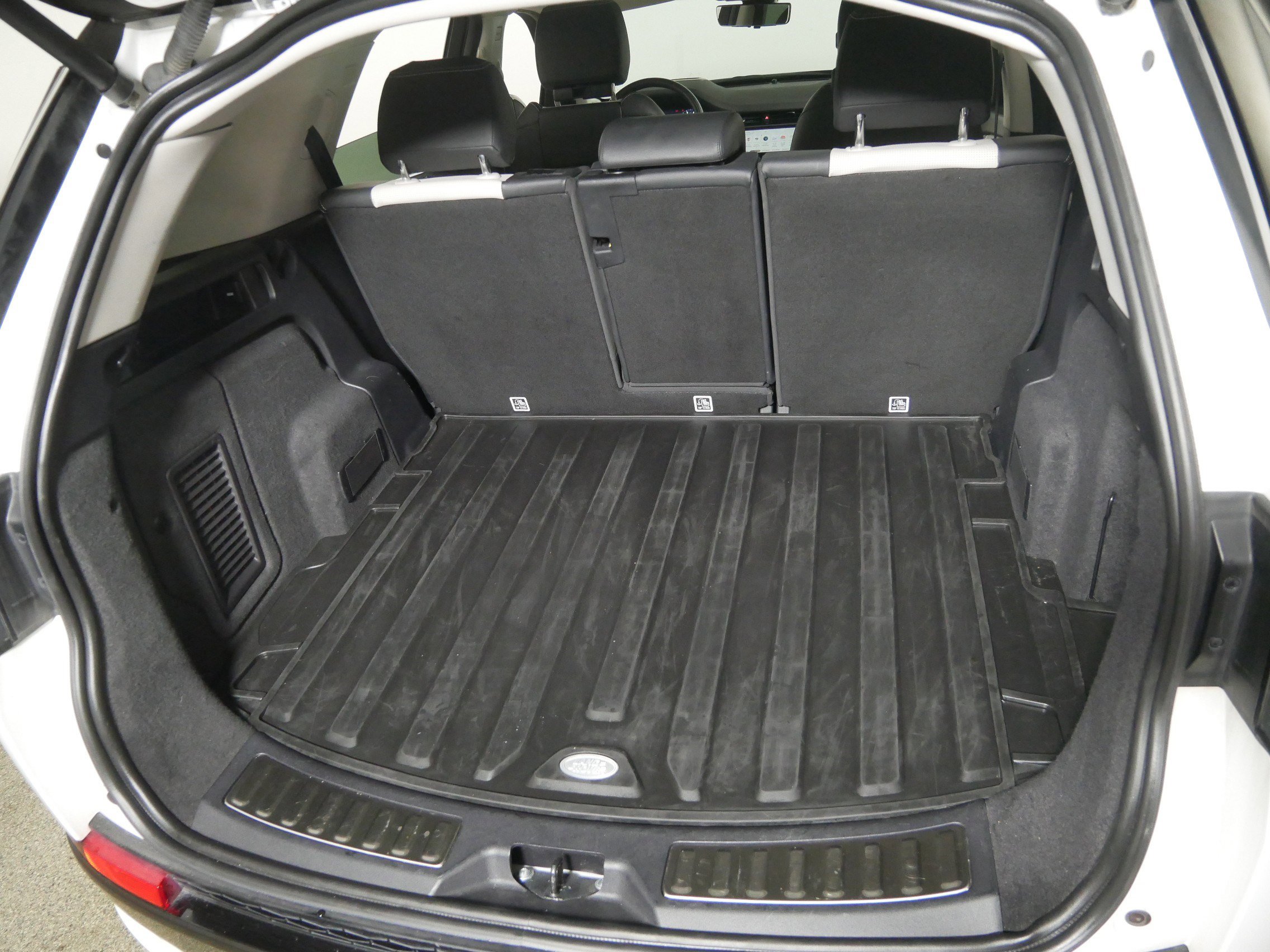 Used 2022 Land Rover Discovery Sport SE R-Dynamic image 18