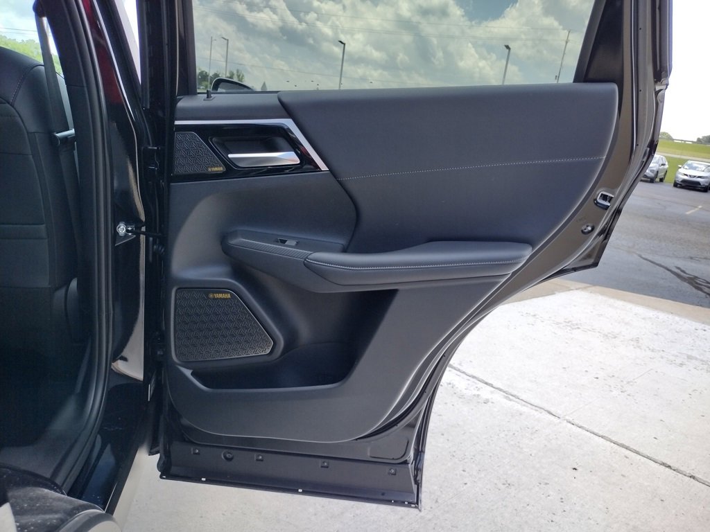 New 2025 Mitsubishi Outlander SE image 32