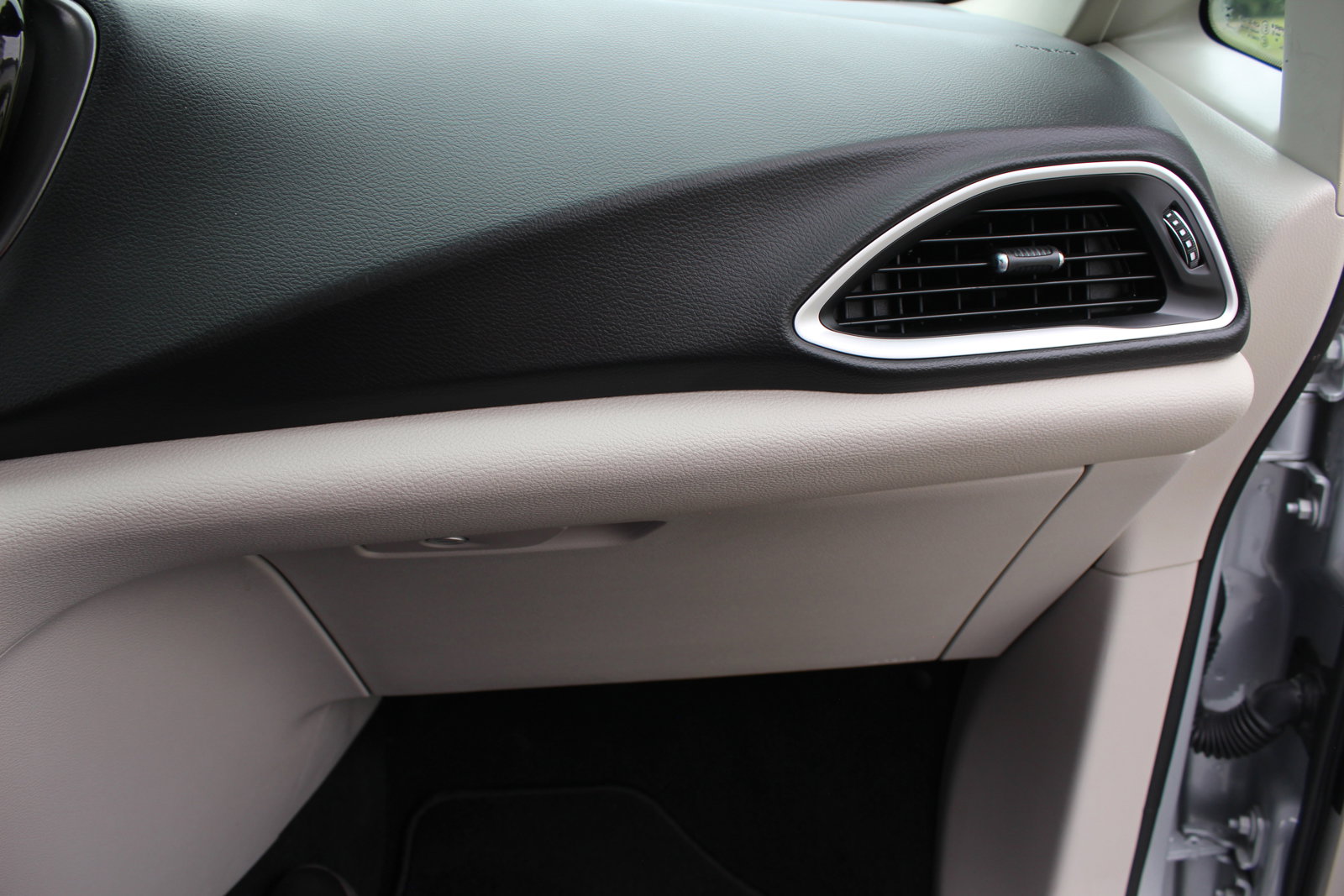 Used 2024 Chrysler Pacifica Select image 54