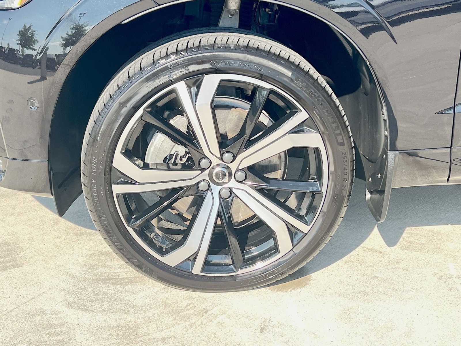 Certified 2023 Volvo XC60 B6 Ultimate w/ Climate Package image 12