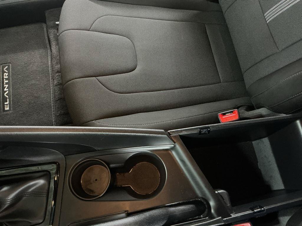 Certified 2025 Hyundai Elantra SE FWD image 8