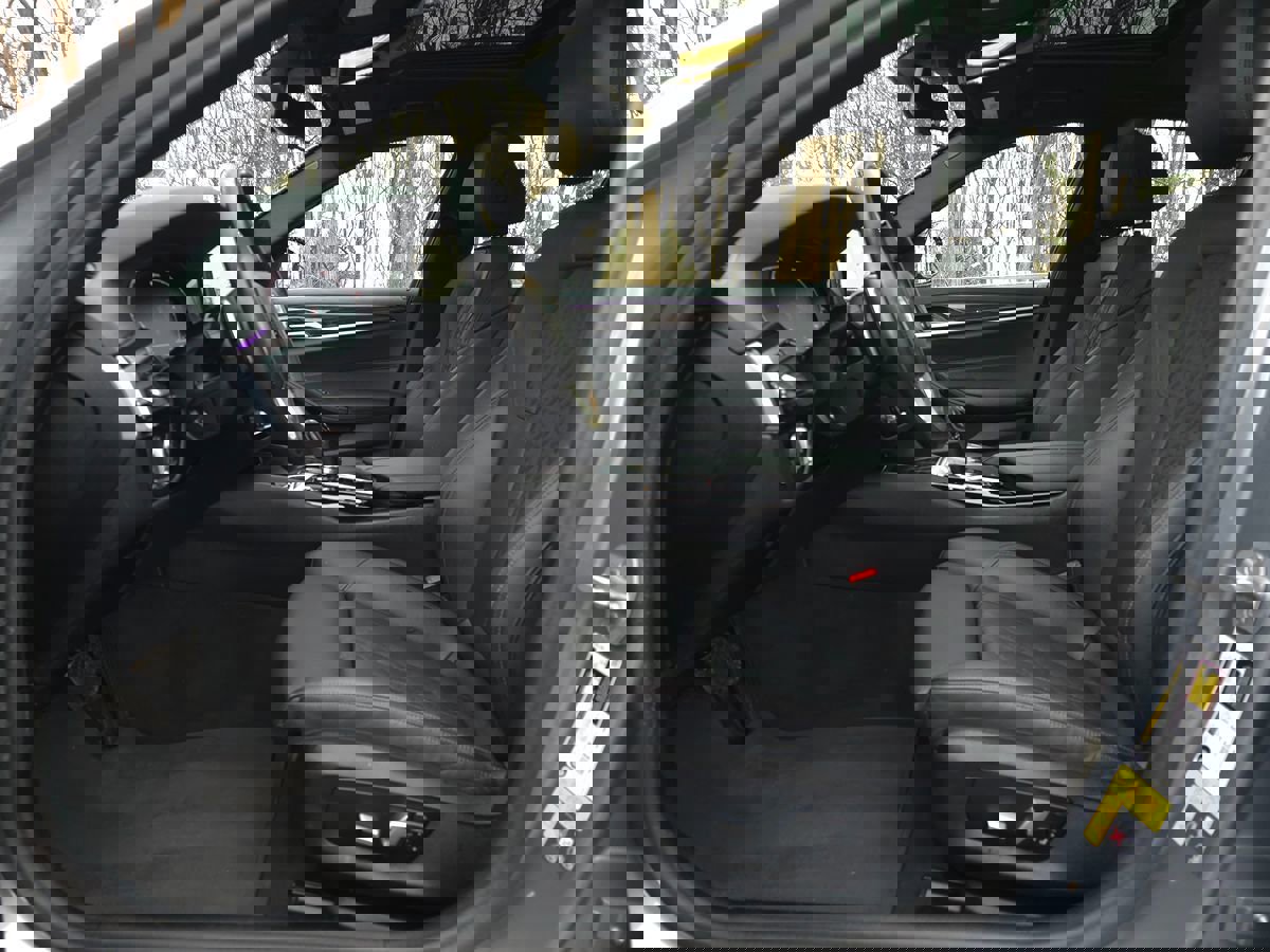 Used 2023 BMW 530e xDrive w/ Premium Package image 11