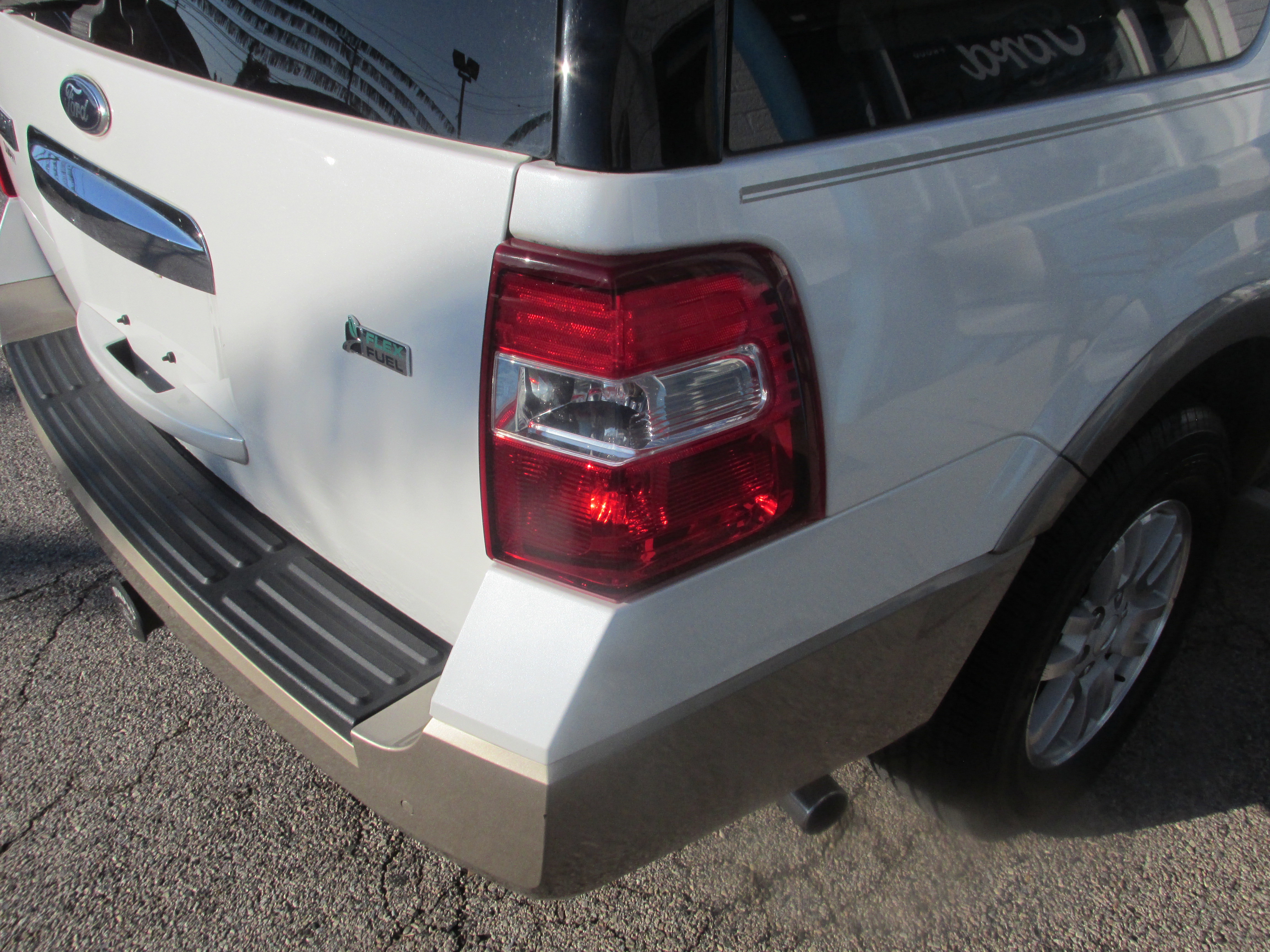 Used 2014 Ford Expedition XLT w/ Equipment Group 202A AWD/4WD image 10