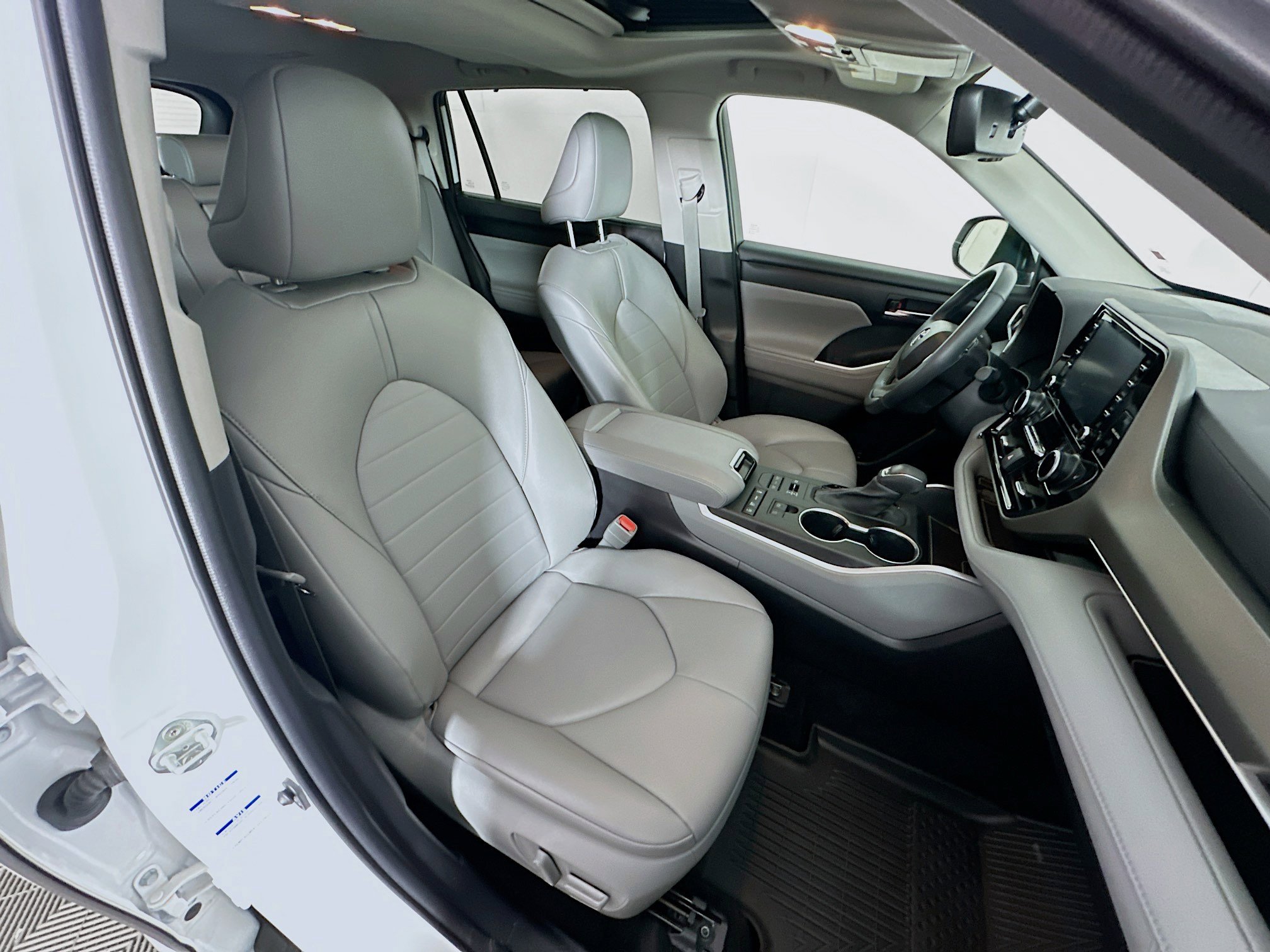 Used 2022 Toyota Highlander XLE image 35