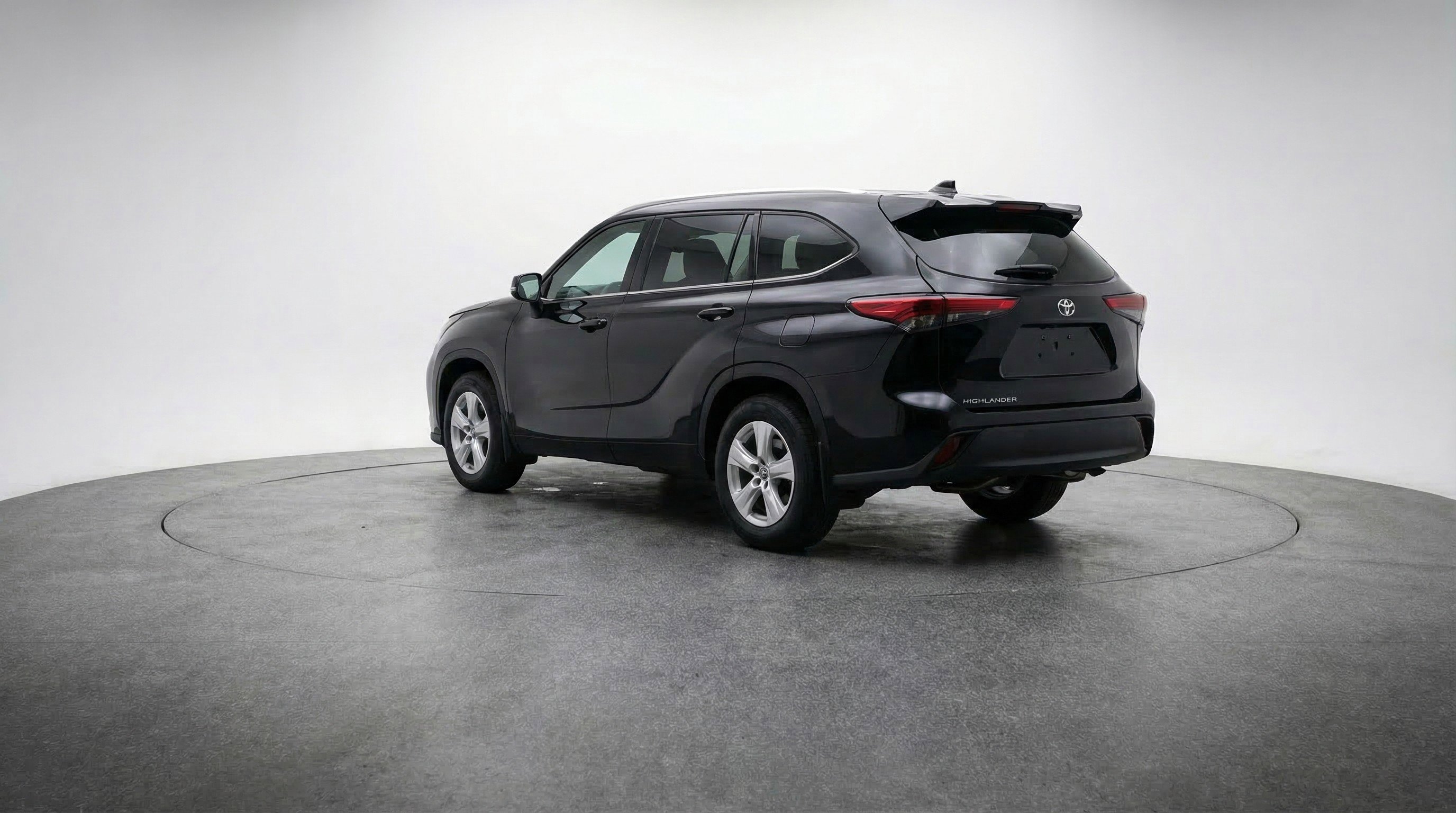 Used 2025 Toyota Highlander LE image 6