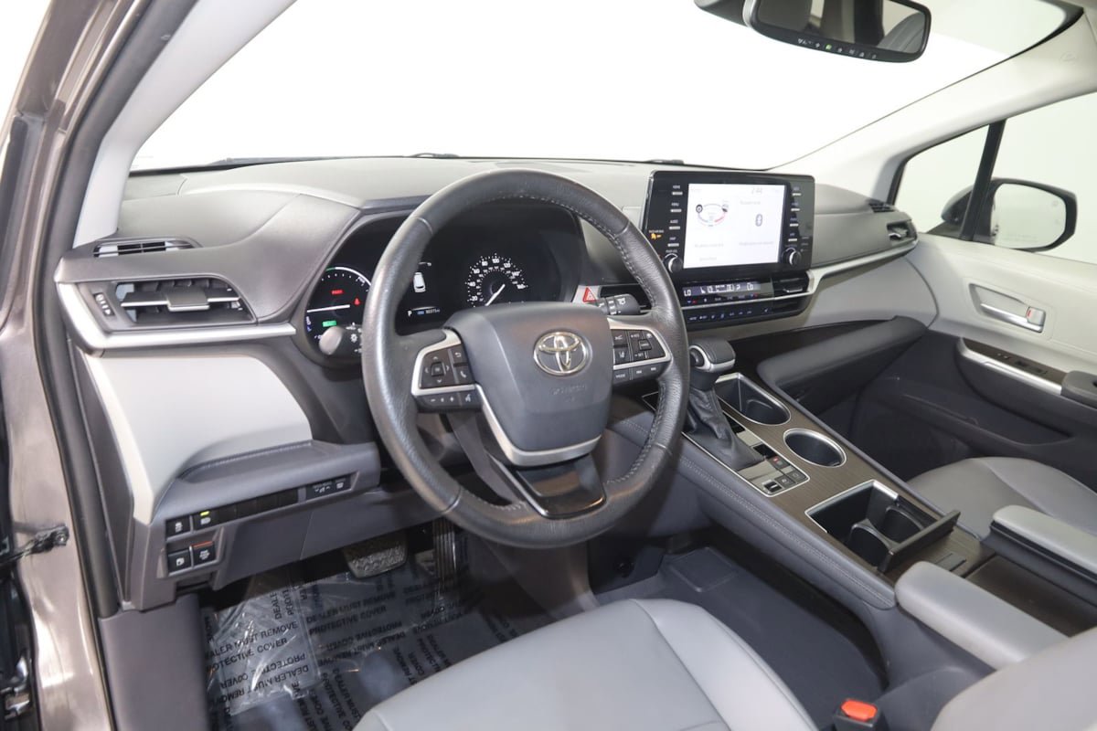 Used 2021 Toyota Sienna XLE FWD image 26