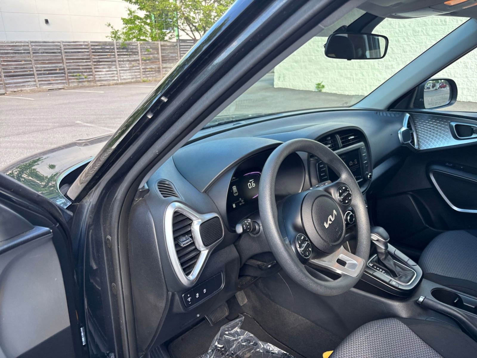 Used 2025 Kia Soul LX w/ LX Technology Package FWD image 33