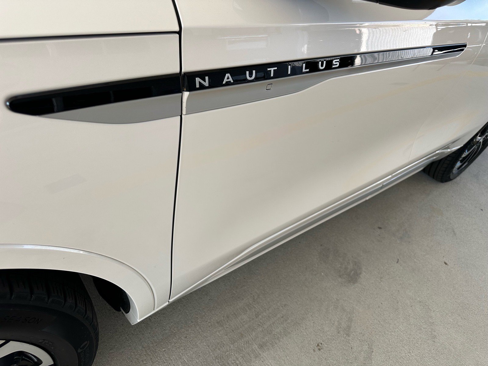 Used 2024 Lincoln Nautilus Reserve w/ Equipment Group 202A AWD/4WD image 7