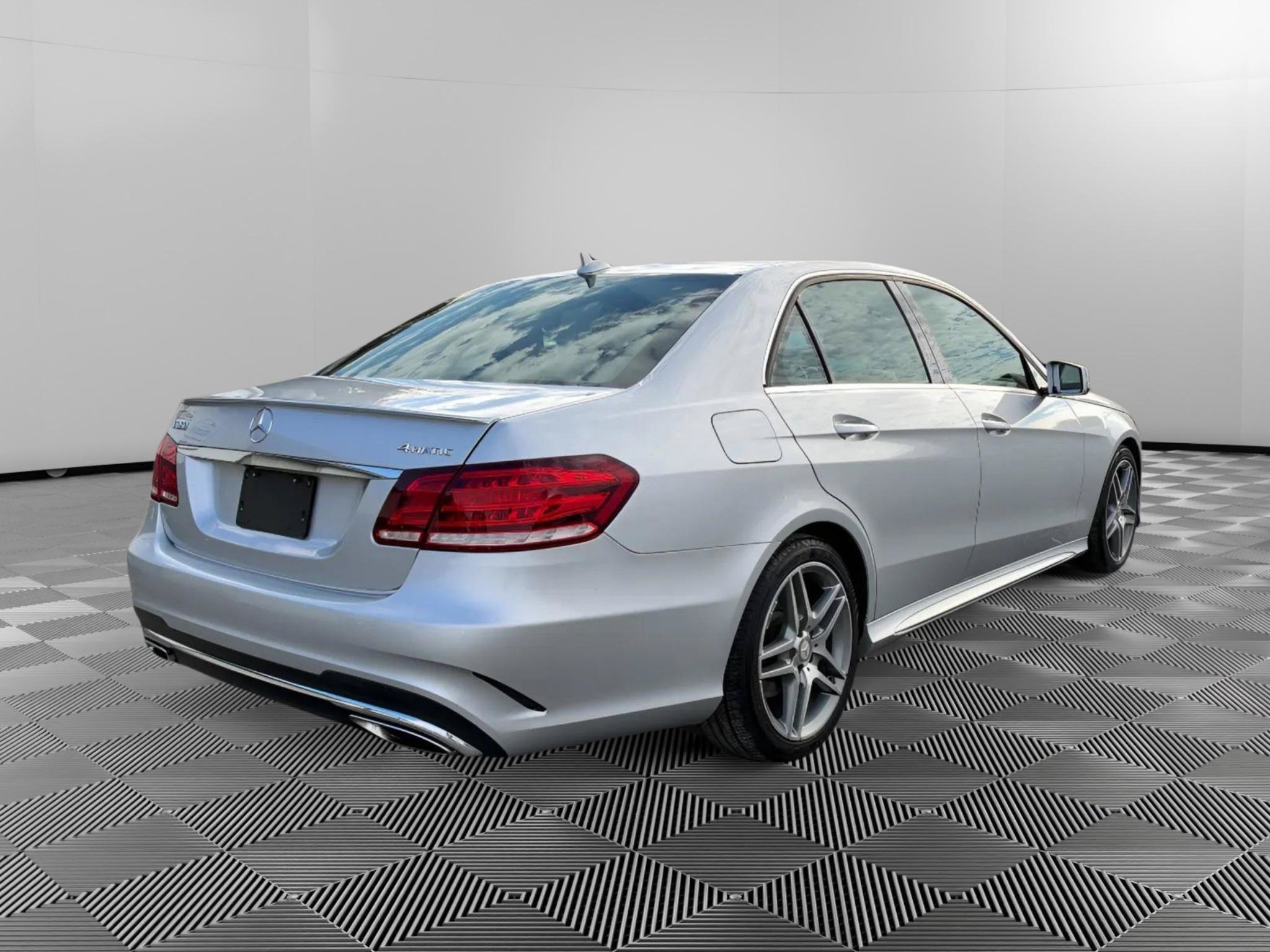 Used 2016 Mercedes-Benz E 350 4MATIC Sedan image 4