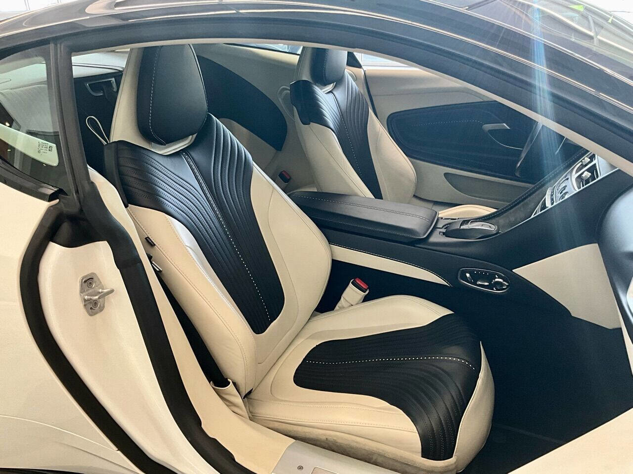 Used 2018 Aston Martin DB11 V12 image 32