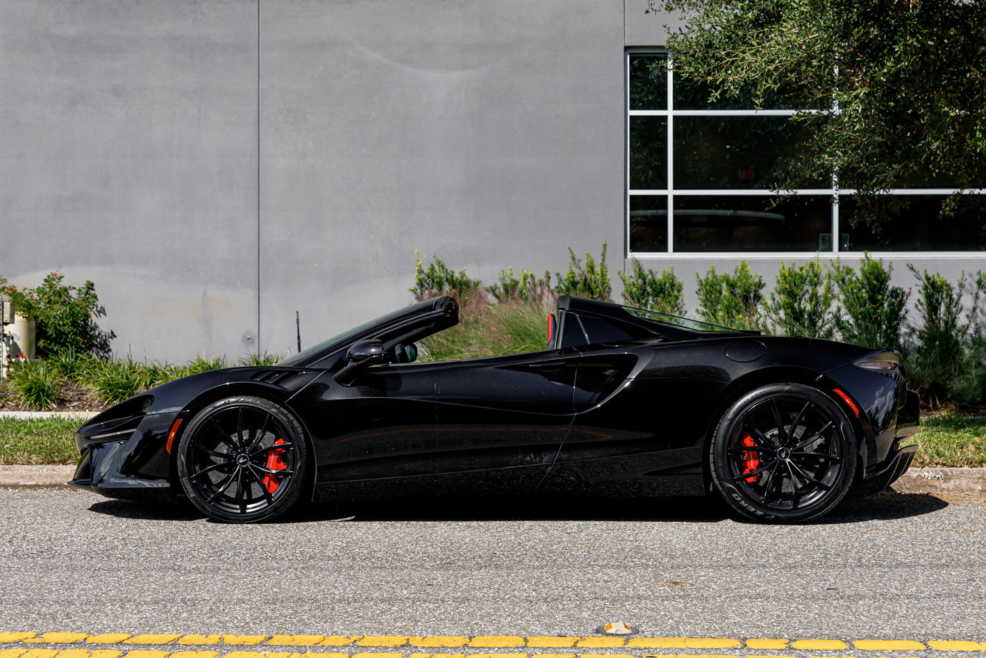 Used 2026 McLaren Artura Spider RWD image 23