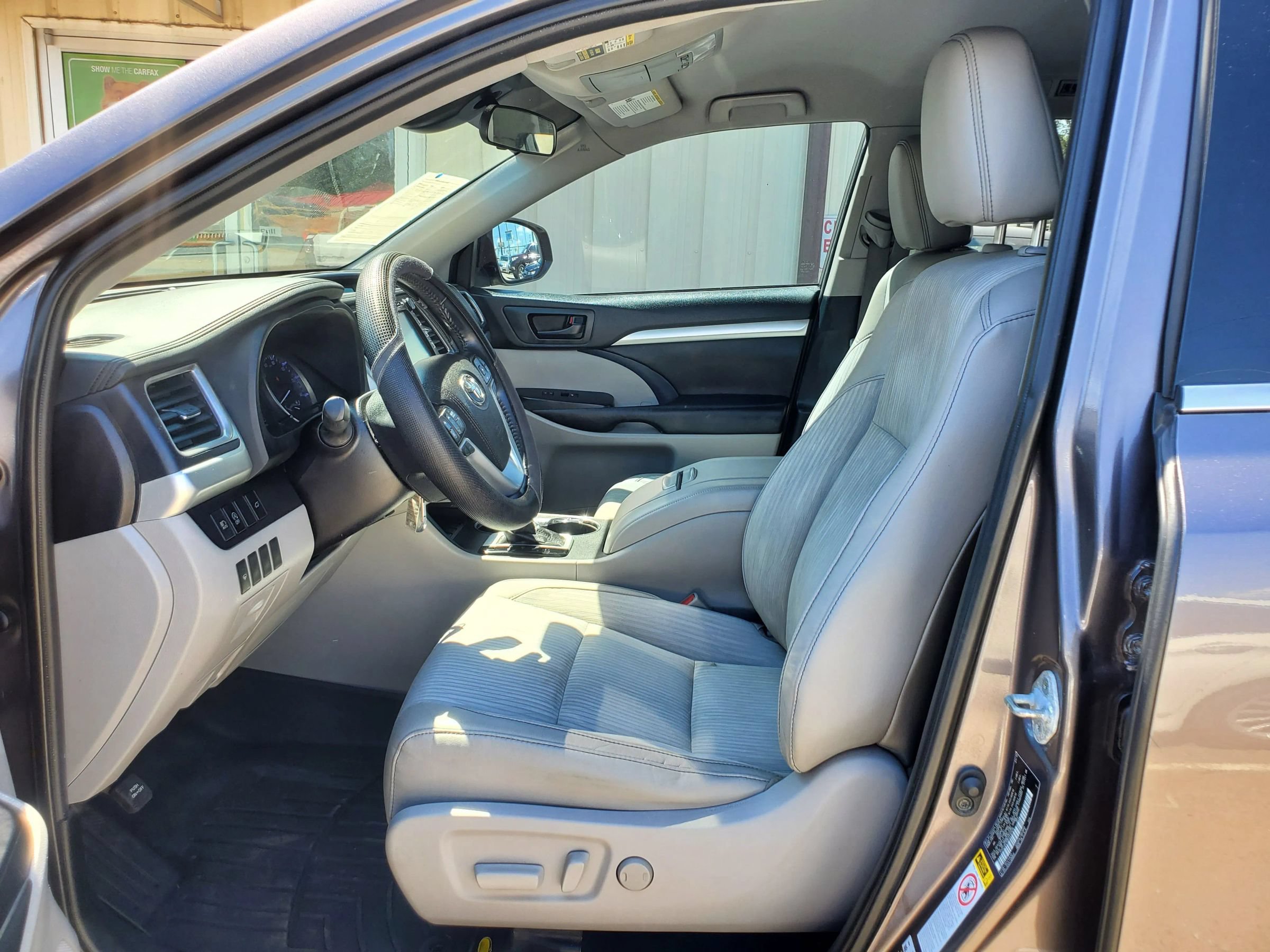 Used 2019 Toyota Highlander Plus FWD image 3