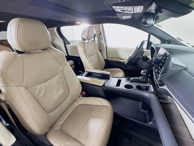Used 2023 Toyota Sienna Limited image 24
