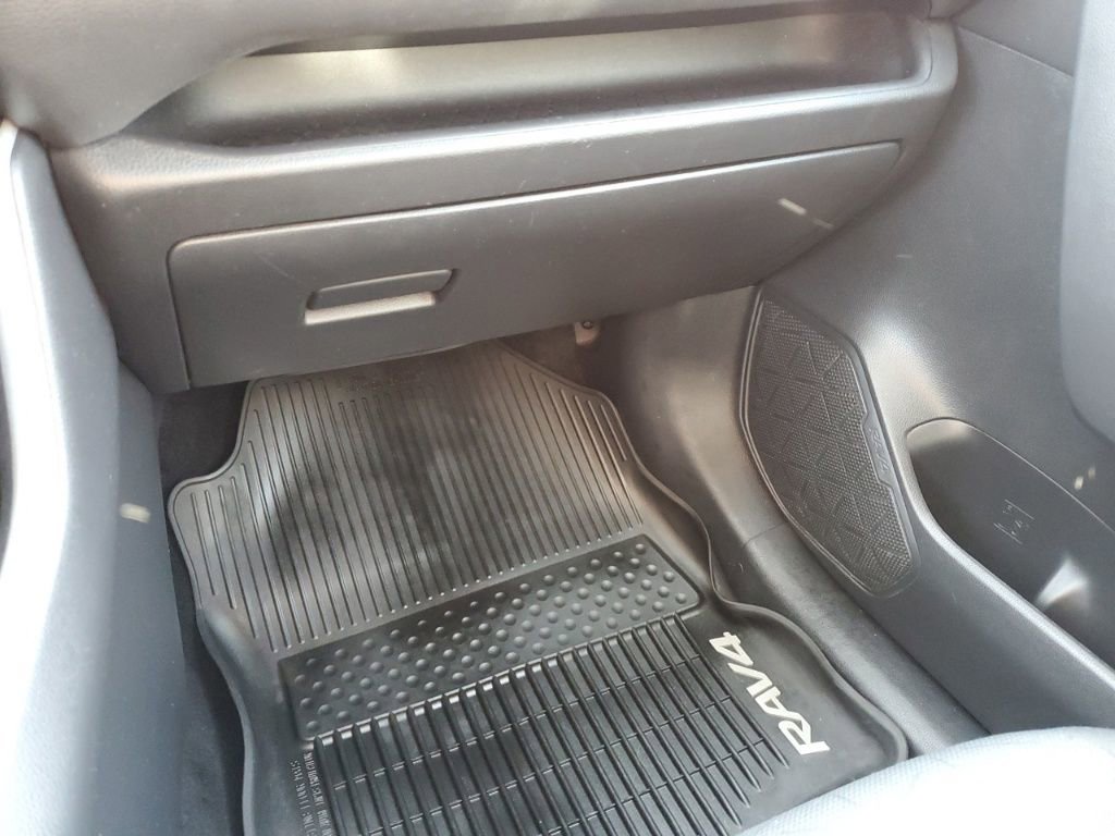 Used 2021 Toyota RAV4 XLE image 20