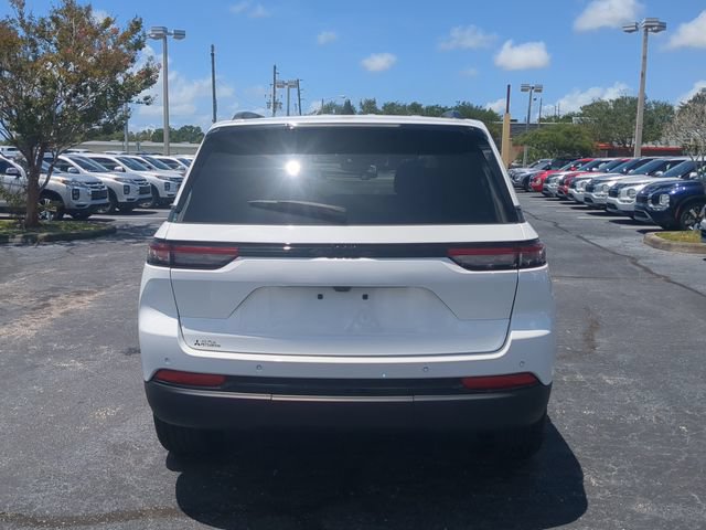 Used 2023 Jeep Grand Cherokee Altitude RWD image 7