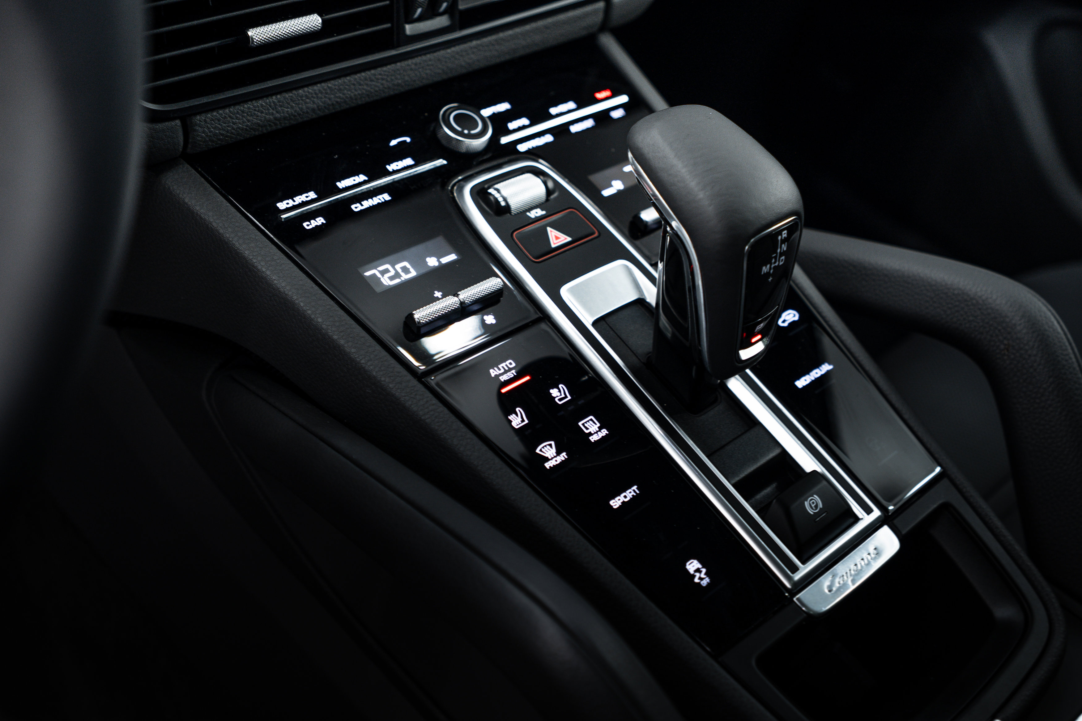 Certified 2023 Porsche Cayenne Platinum Edition image 17