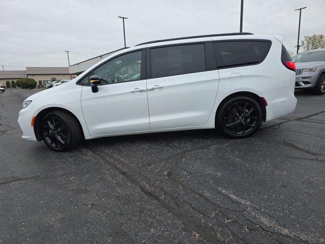 Used 2025 Chrysler Pacifica Limited w/ Trailer Tow Group FWD image 3