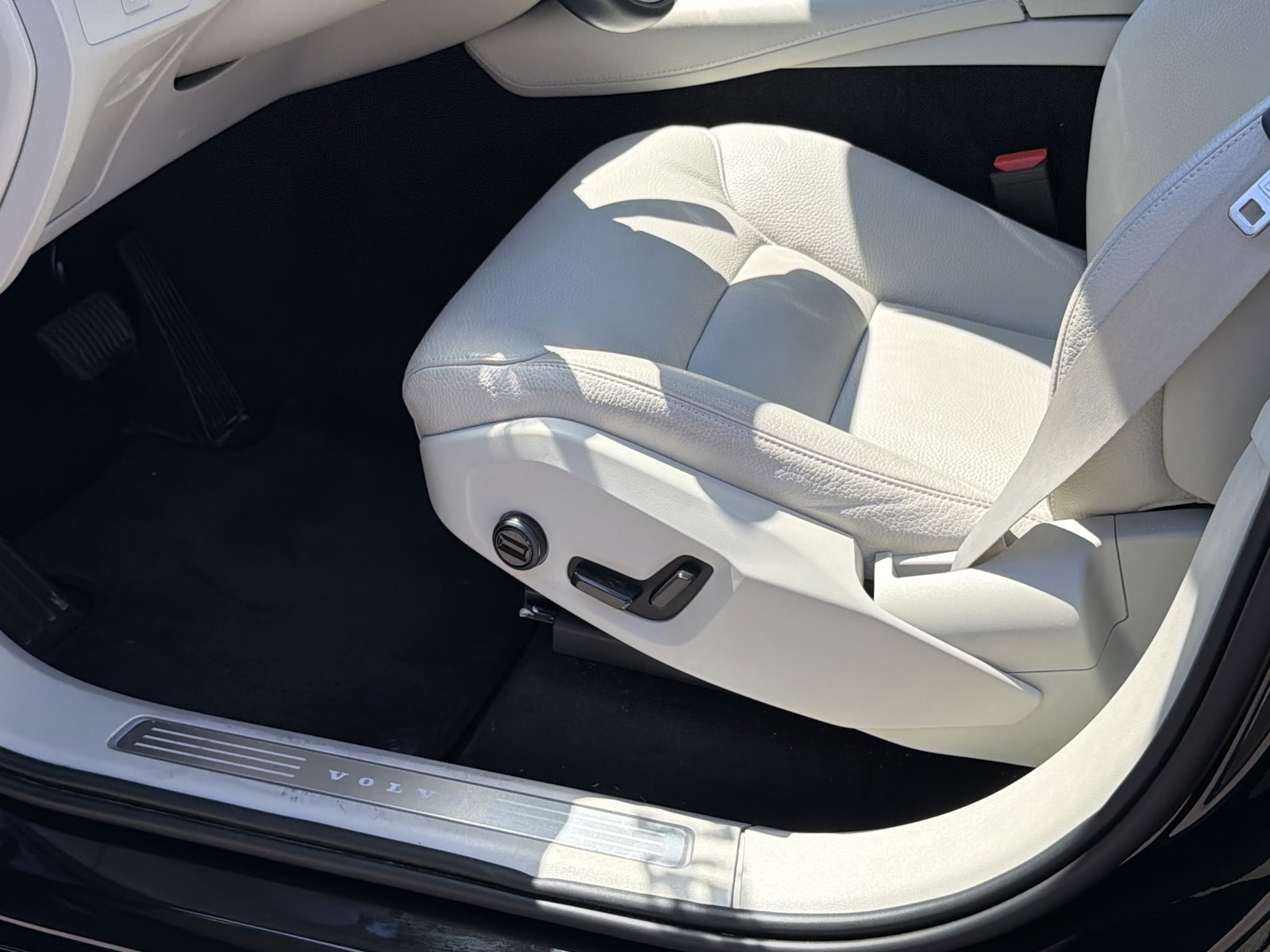 Used 2024 Volvo XC90 B6 Plus AWD/4WD image 21