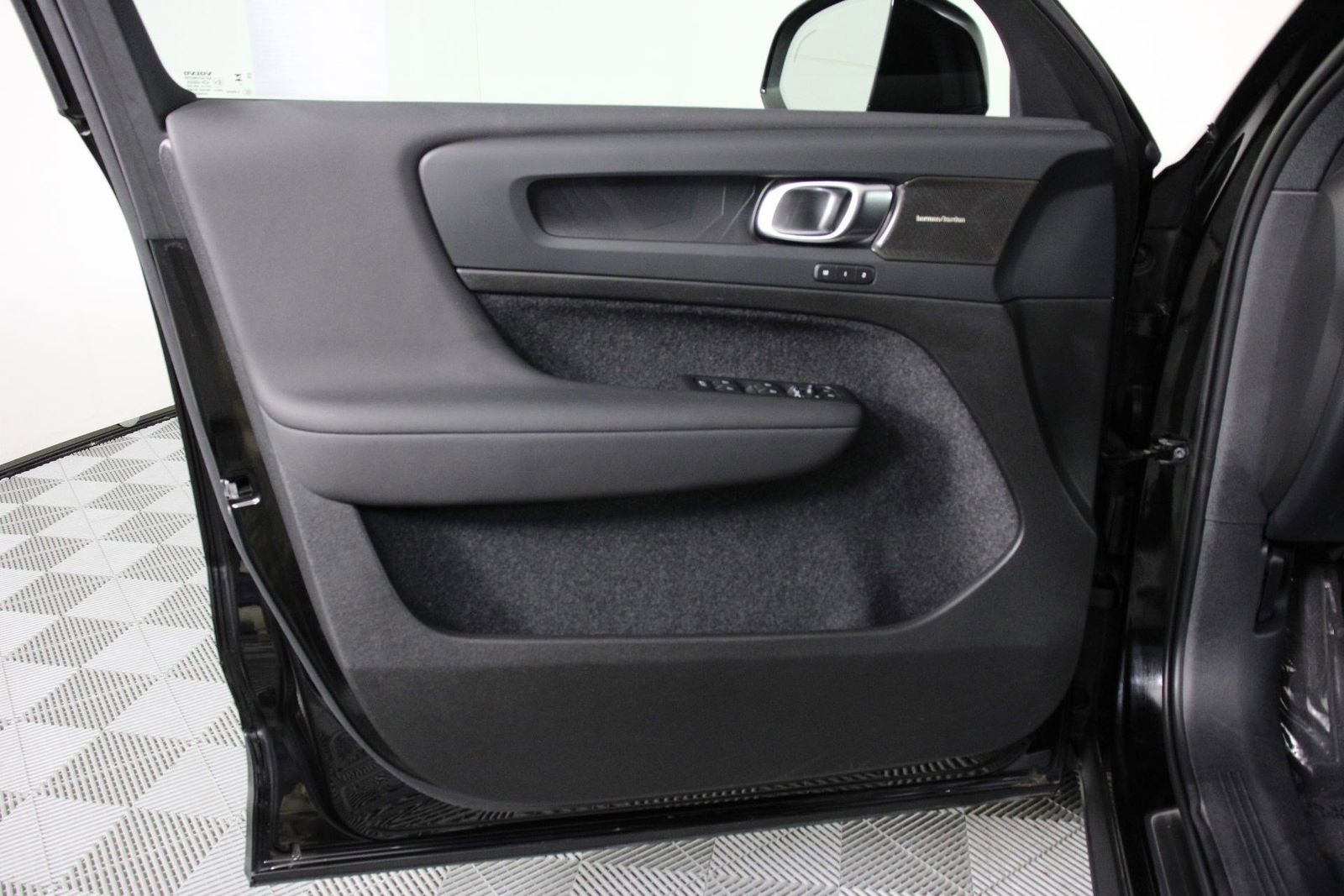 Certified 2023 Volvo XC40 Recharge Ultimate image 17