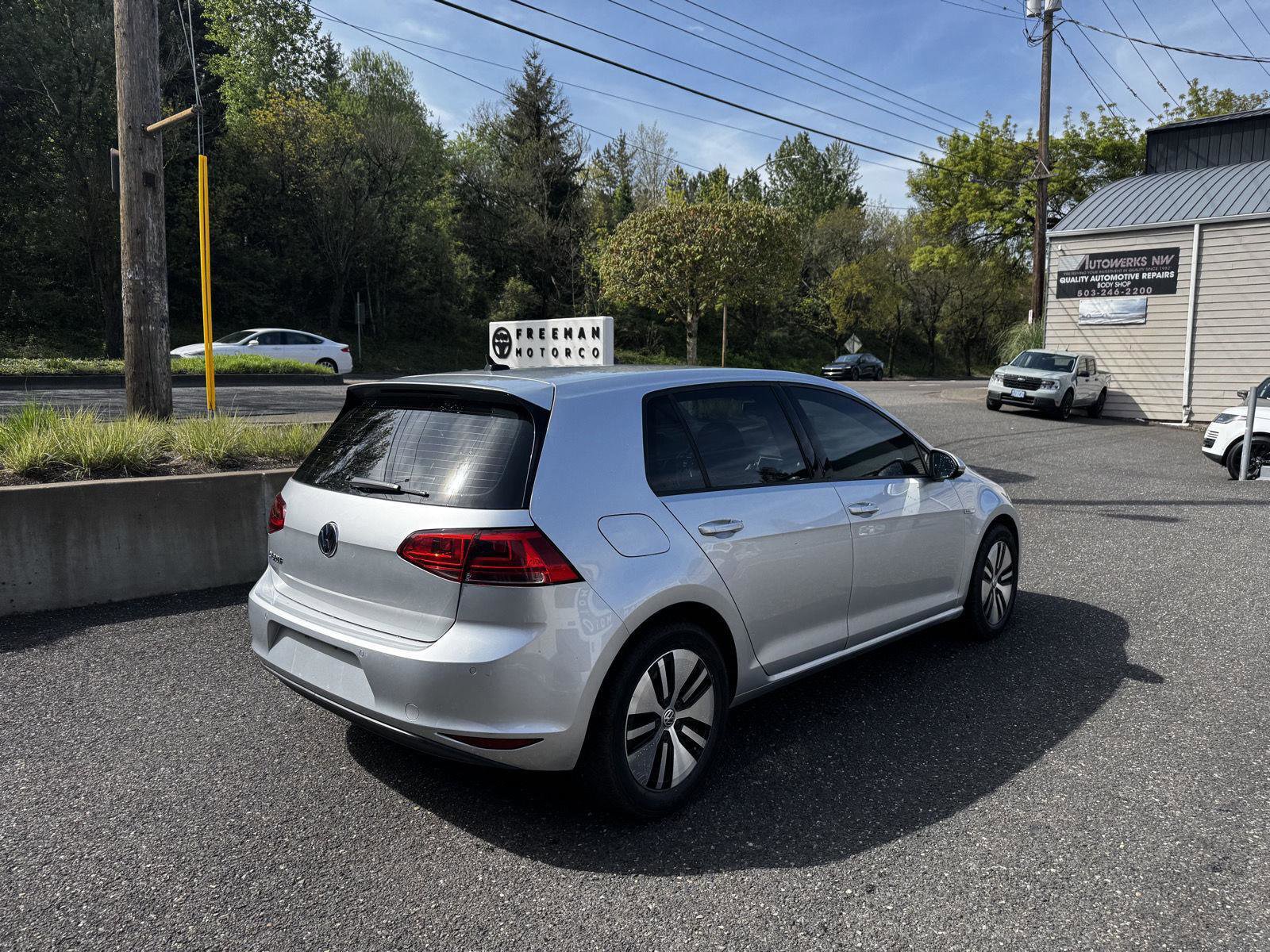 Used 2015 Volkswagen e-Golf SEL Premium image 4