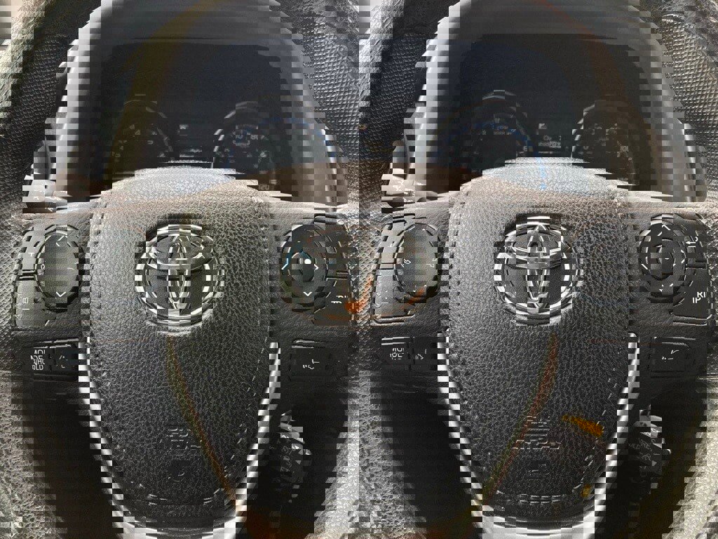 Used 2018 Toyota RAV4 LE image 18