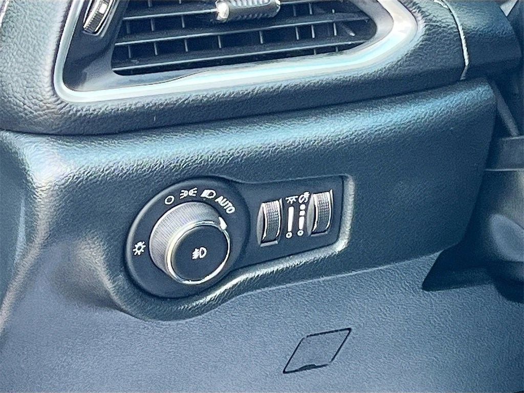 Used 2025 Chrysler Pacifica Limited image 10